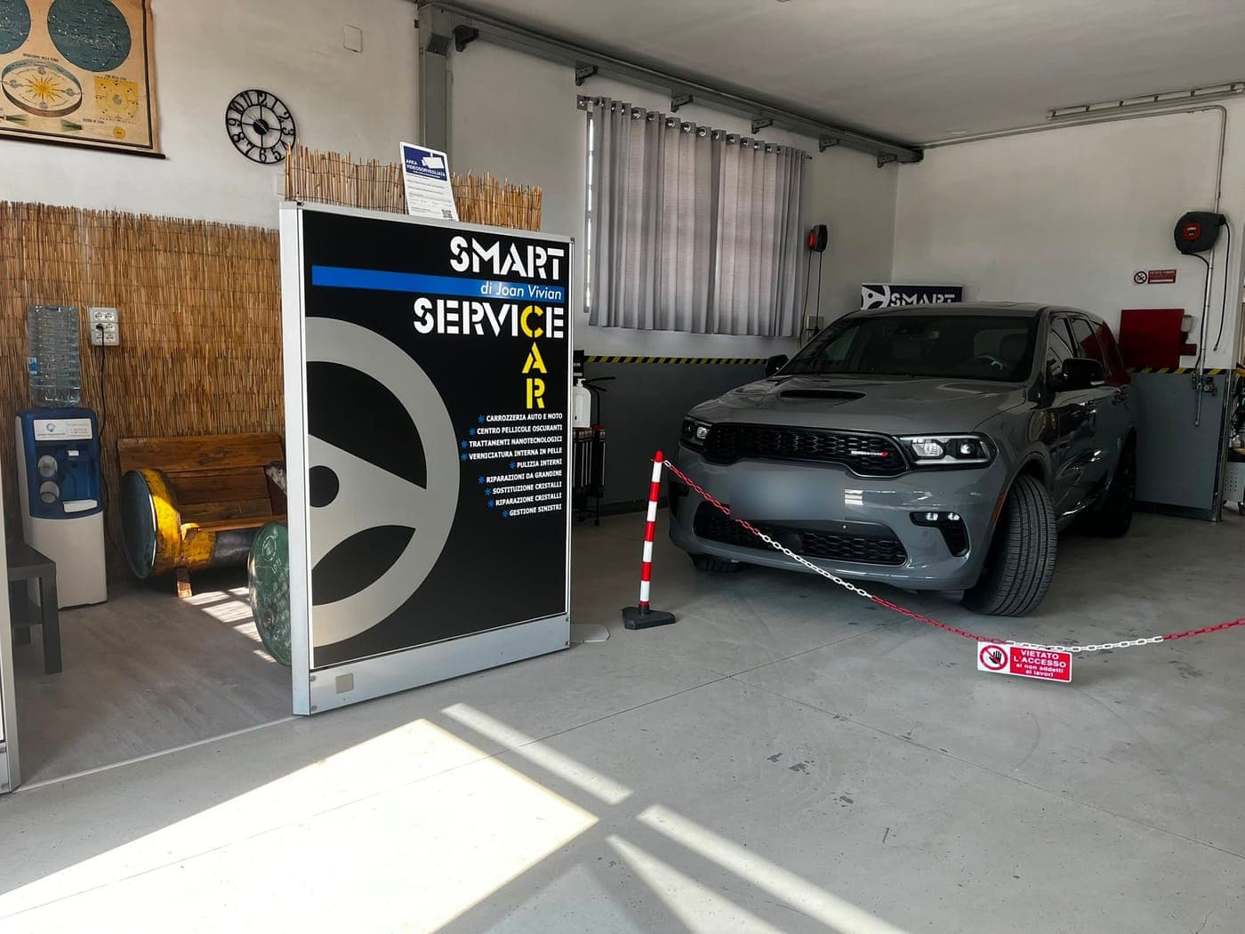L'interno dell'officina Smart Service Car